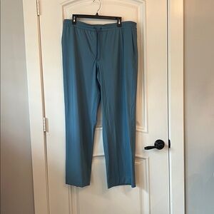 Lululemon Straight-Leg MR Luxtreme Pant Regular